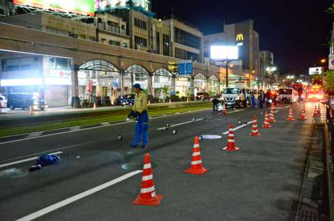 〈高齢女性がはねられたとみられる現場〉＝１８日午後１０時３５分ごろ、鹿児島市の天文館
