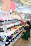 編み物ブームを受け、関連用品の売り上げが２倍になった＝鹿児島市の「手芸のまきの天文観店」