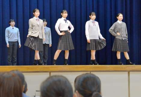 〈ランウェイをさっそうと〉ファッションショーで新制服を披露する生徒たち＝２３日、鹿児島市の鹿児島女子高校