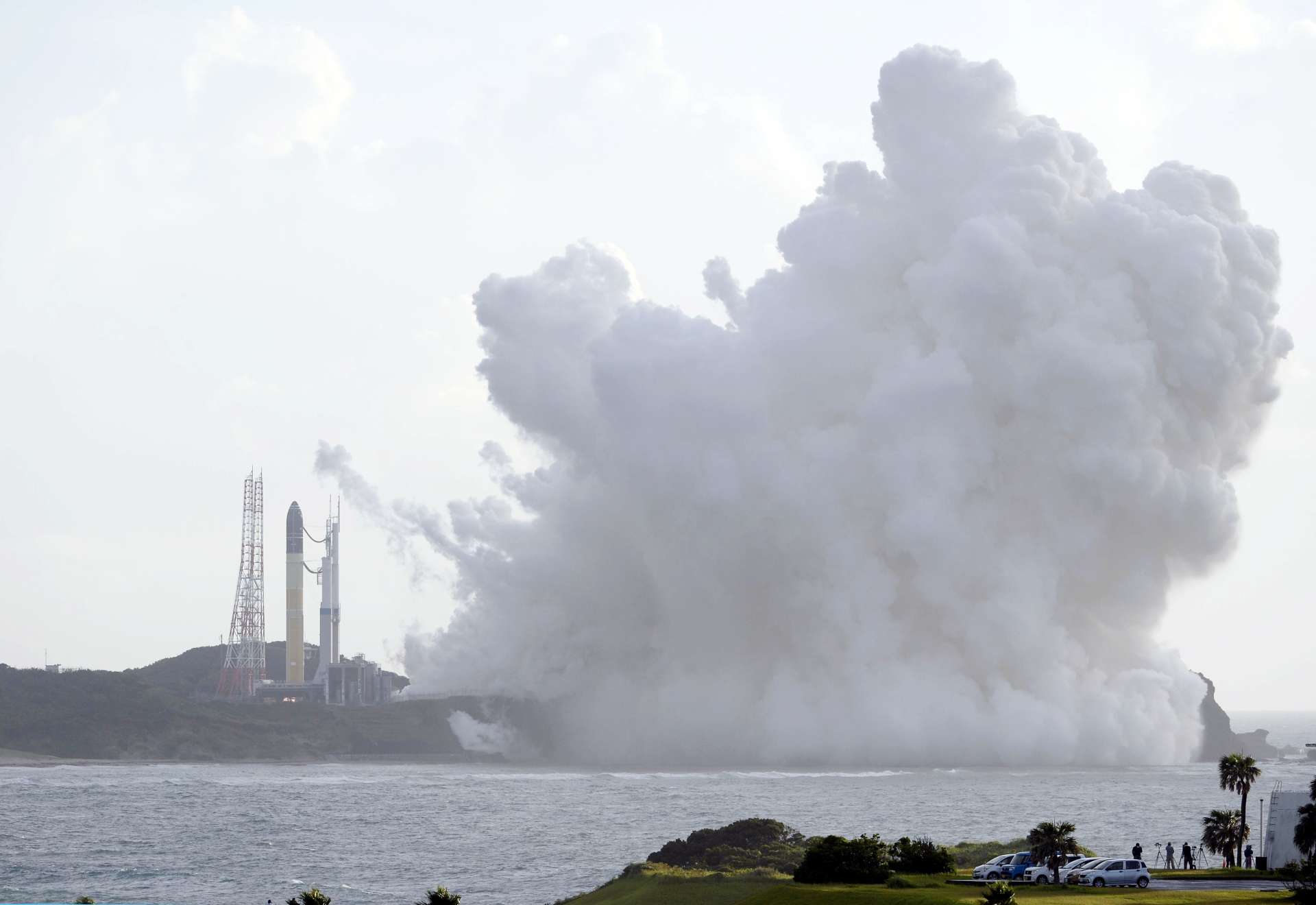 Ｈ３ロケット６号機の燃焼試験＝２４日午前６時１５分、南種子町の種子島宇宙センター