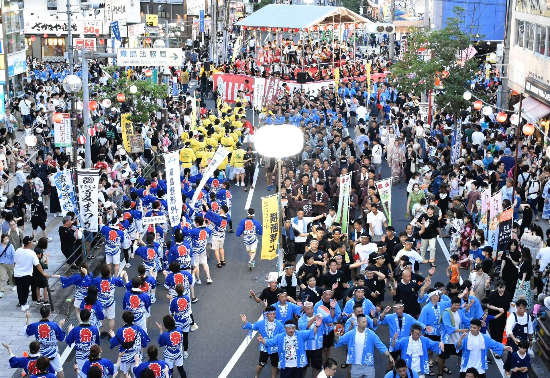 〈資料写真〉２０２３年７月、踊りながら街を練り歩く参加者＝霧島市の国分市街地