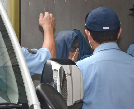〈関連〉鹿児島地検に送検される元鹿児島市議の容疑者＝２４日午後１時４０分、鹿児島中央署