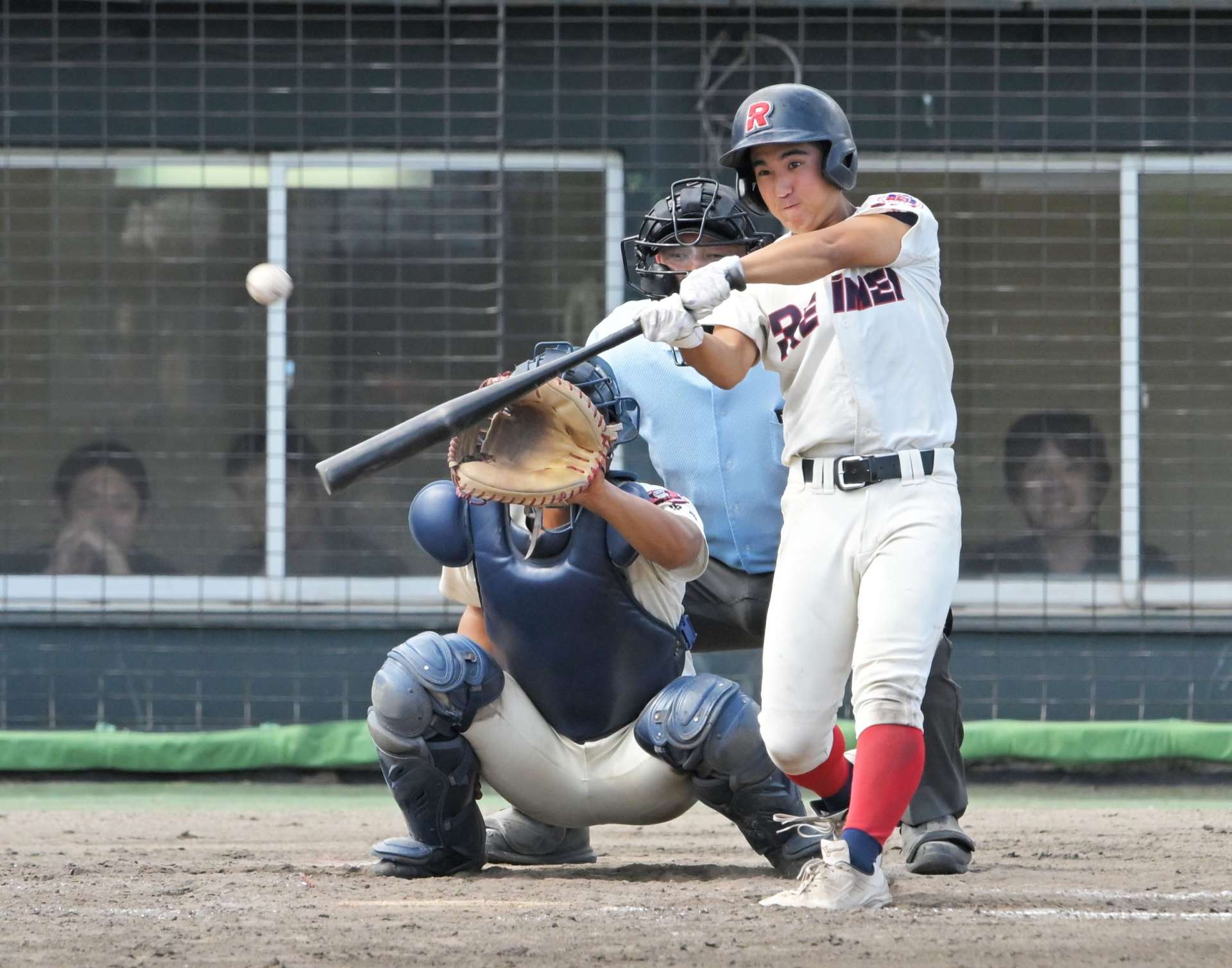 ９回裏れいめい２死一、二塁、矢野が右前適時打を放つ＝平和リース