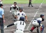 ９回表鹿実１死二、三塁、枦川の右前打で三走島田（手前）に続き中村真が生還する＝平和リース
