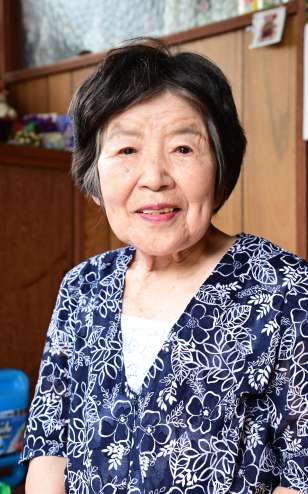 小学生時代にＢ２９の墜落現場を目撃した下京鶴子さん＝６月２４日、鹿児島市伊敷４丁目