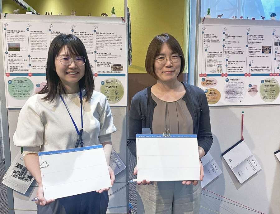 男女共同参画・ジェンダー平等の視点で社会の動きをまとめた展示＝２５日、鹿児島市のカクイックス交流センター