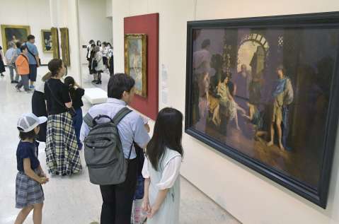 多彩なジャンルの作品が並ぶ会場＝２５日、鹿児島市立美術館