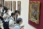 作品に見入る来場者＝２５日、鹿児島市立美術館