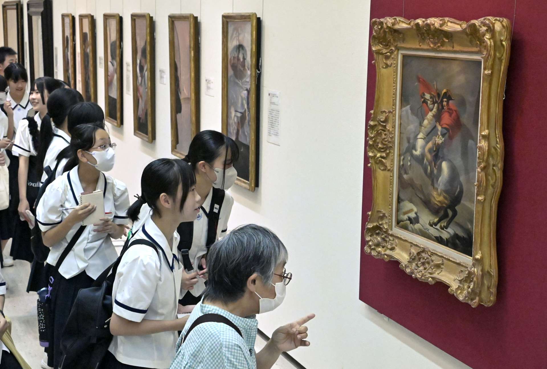 作品に見入る来場者＝２５日、鹿児島市立美術館