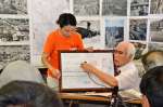 １９４５（昭和２０）年７月に鹿児島駅周辺であった空襲について説明する新盛辰雄さん＝２０１８年７月２７日、鹿児島市浜町のＪＲ鹿児島駅舎内