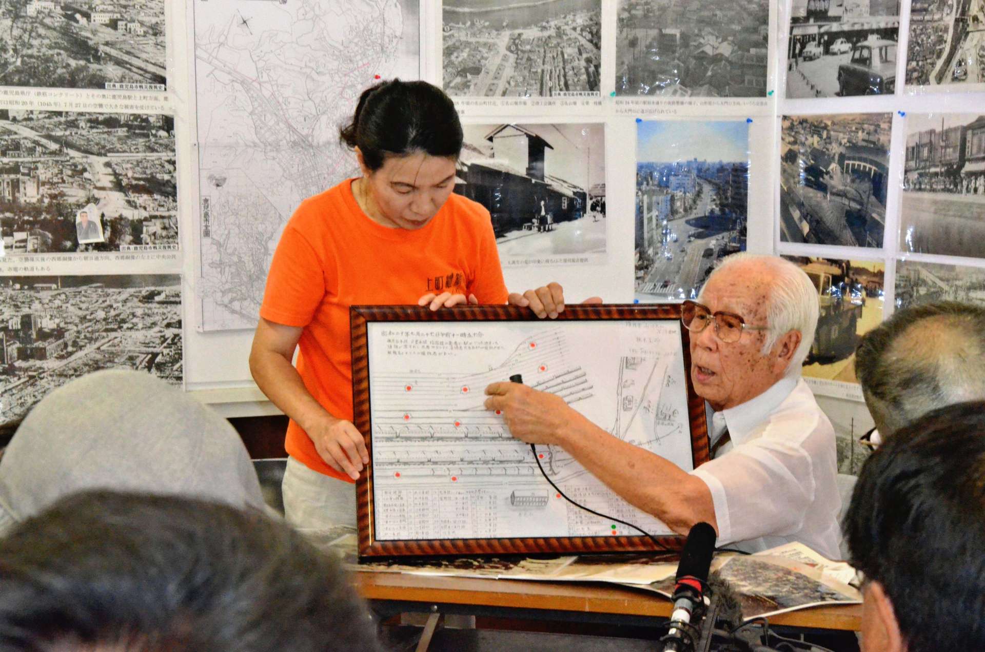 １９４５（昭和２０）年７月に鹿児島駅周辺であった空襲について説明する新盛辰雄さん＝２０１８年７月２７日、鹿児島市浜町のＪＲ鹿児島駅舎内