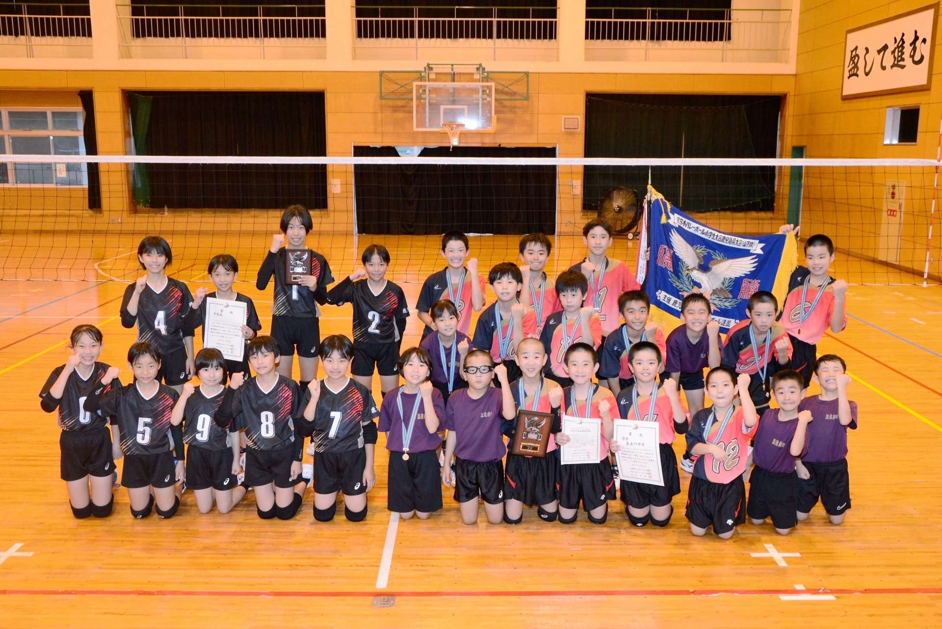 全国大会と九州大会にそれぞれ挑む盈進排球団（右）と盈進女子スポーツ少年団のメンバー＝さつま町宮之城屋地