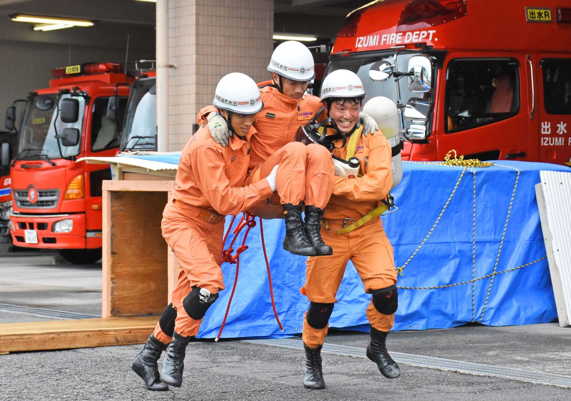 ほふく救出の訓練に励む３人＝出水市消防本部