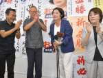 支援者らの拍手に笑顔を見せる尾辻朋実氏（左から３人目）＝２０日、鹿児島市加治屋町