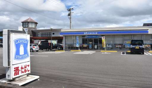 〈犯行現場を見る〉強盗容疑事件があったローソン財部南俣店＝２７日、曽於市財部