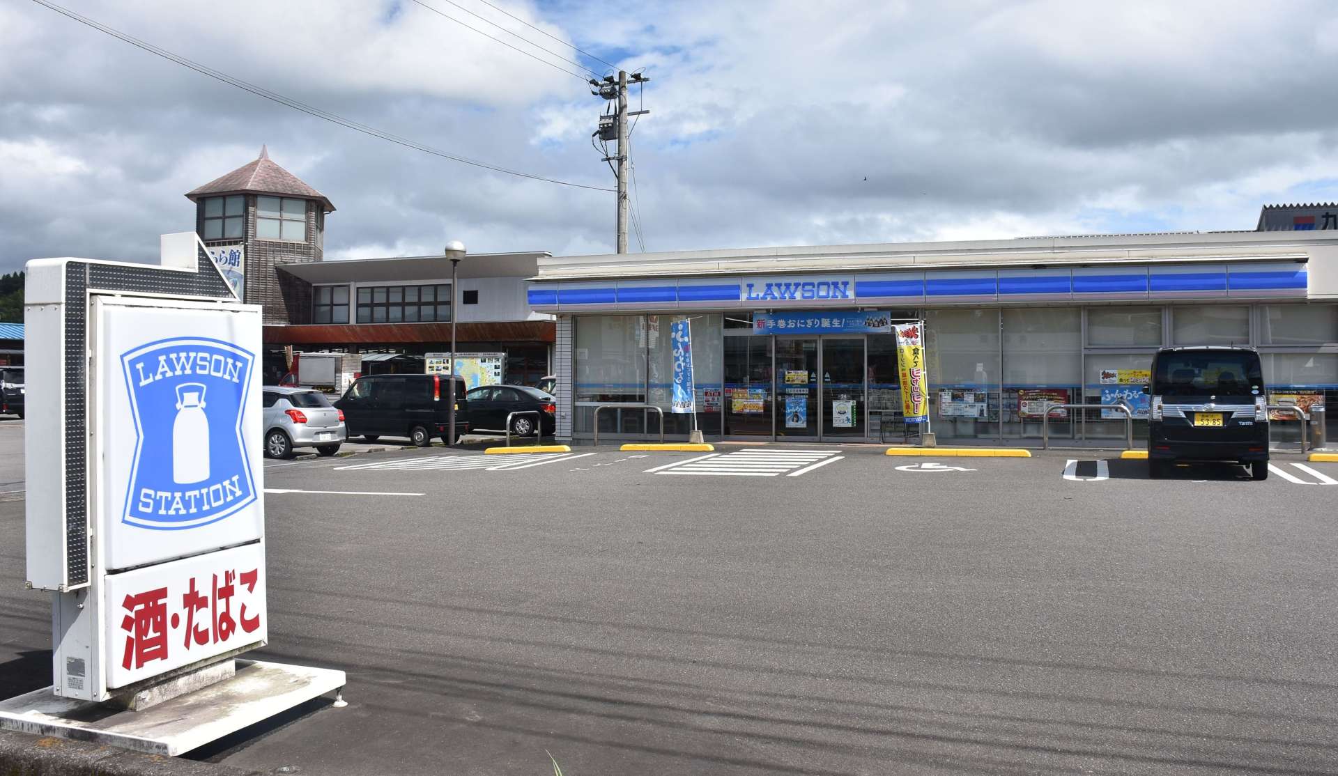 〈犯行現場を見る〉強盗容疑事件があったローソン財部南俣店＝２７日、曽於市財部