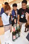中国人観光客に鹿児島県産焼酎の試飲を勧める浜田酒造社員ら＝霧島市の鹿児島空港国際線ターミナル