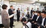 支持者らを前に敗戦の弁を述べる園田修光氏＝２０日、鹿児島市郡元２丁目（畦地文雄撮影）