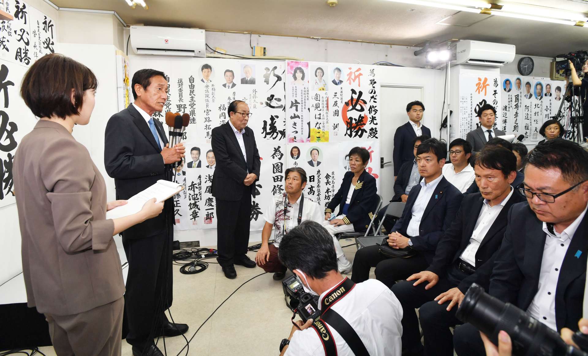 支持者らを前に敗戦の弁を述べる園田修光氏＝２０日、鹿児島市郡元２丁目（畦地文雄撮影）