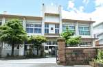 鶴峰小学校の校舎と校門