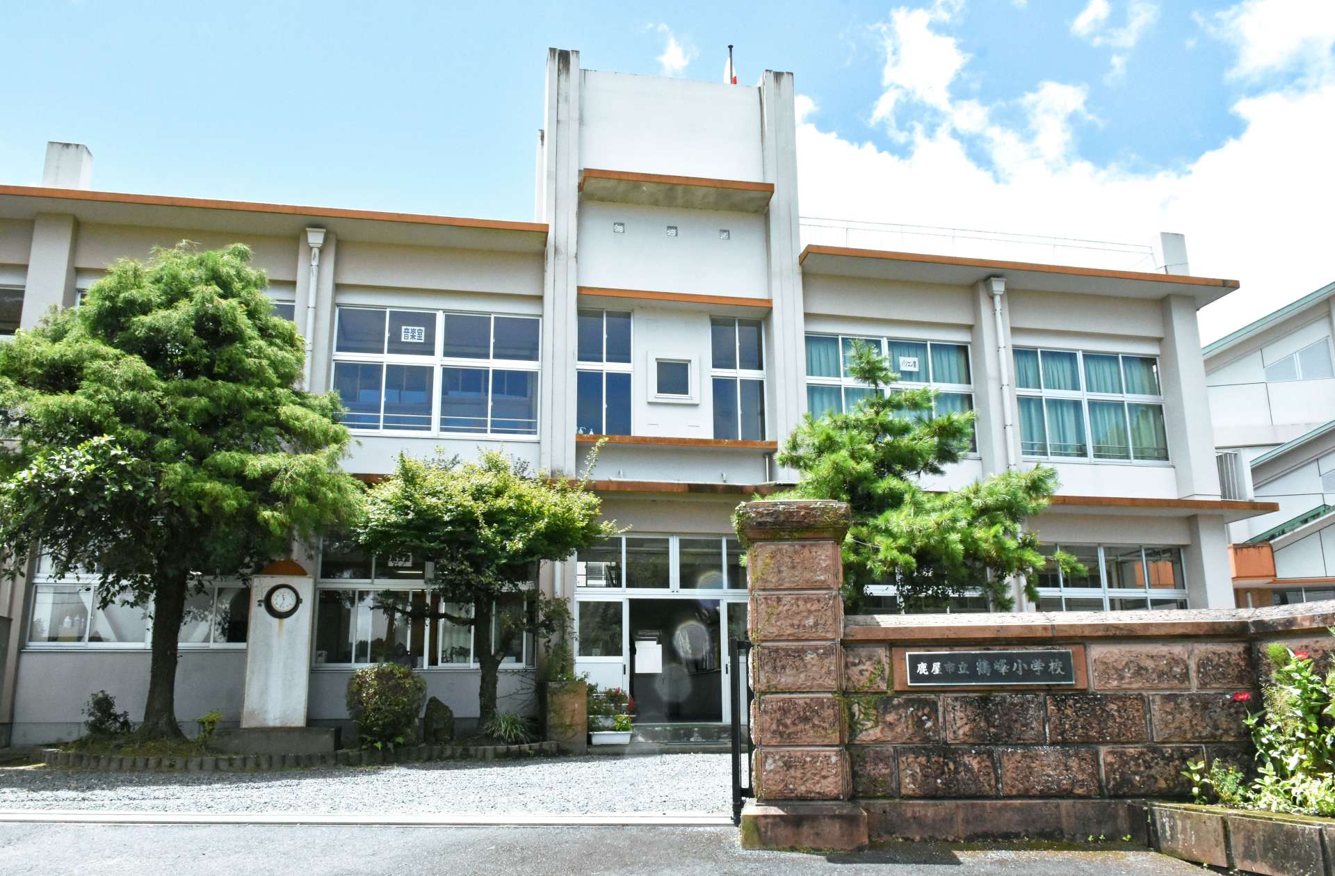 鶴峰小学校の校舎と校門