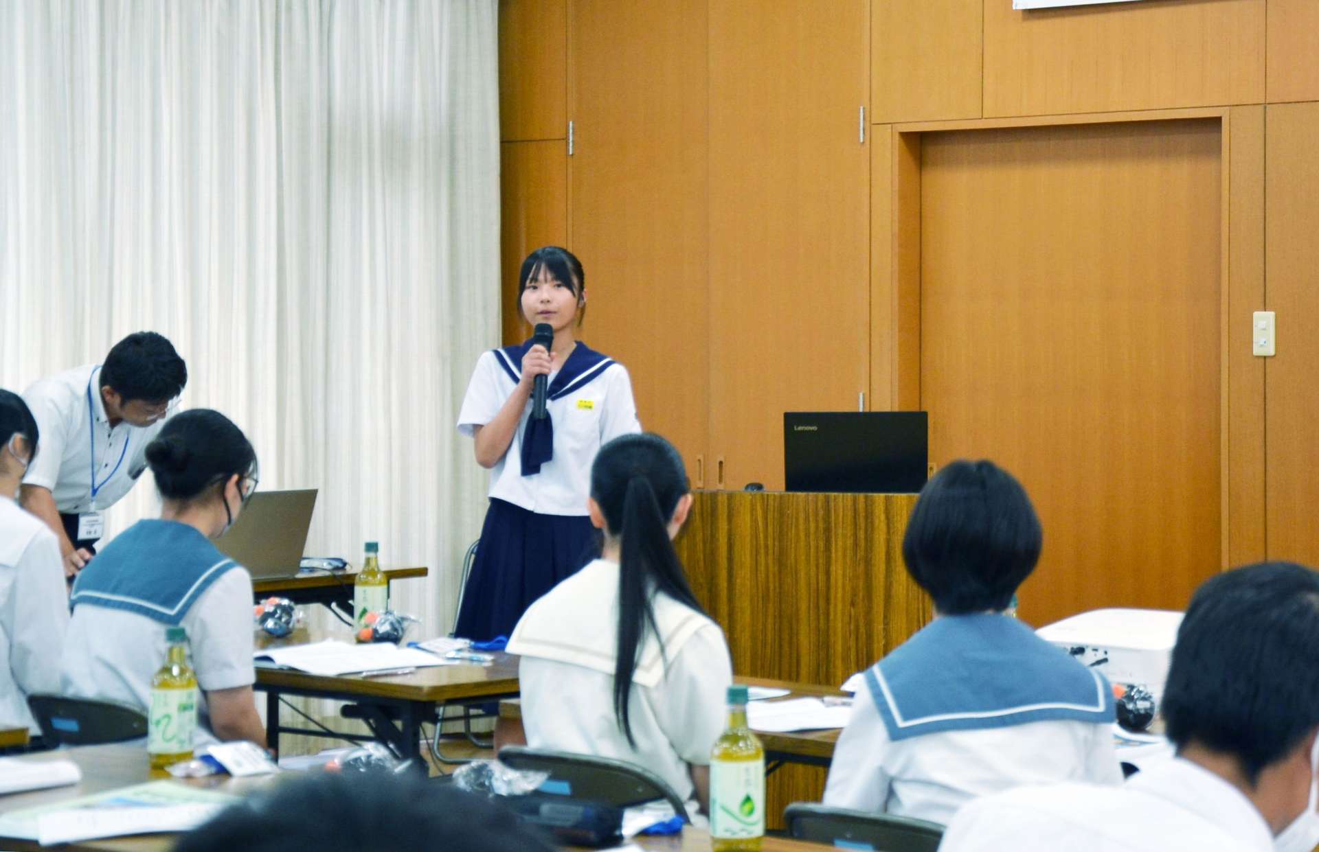 現地視察を前に北方領土について学んだ事前研修会＝２６日、鹿児島市の鹿児島県青年会館艸舎