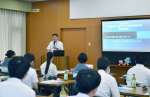北方領土について解説する県北方領土教育研究会の岩下修一会長＝２６日、鹿児島市の鹿児島県青年会館艸舎