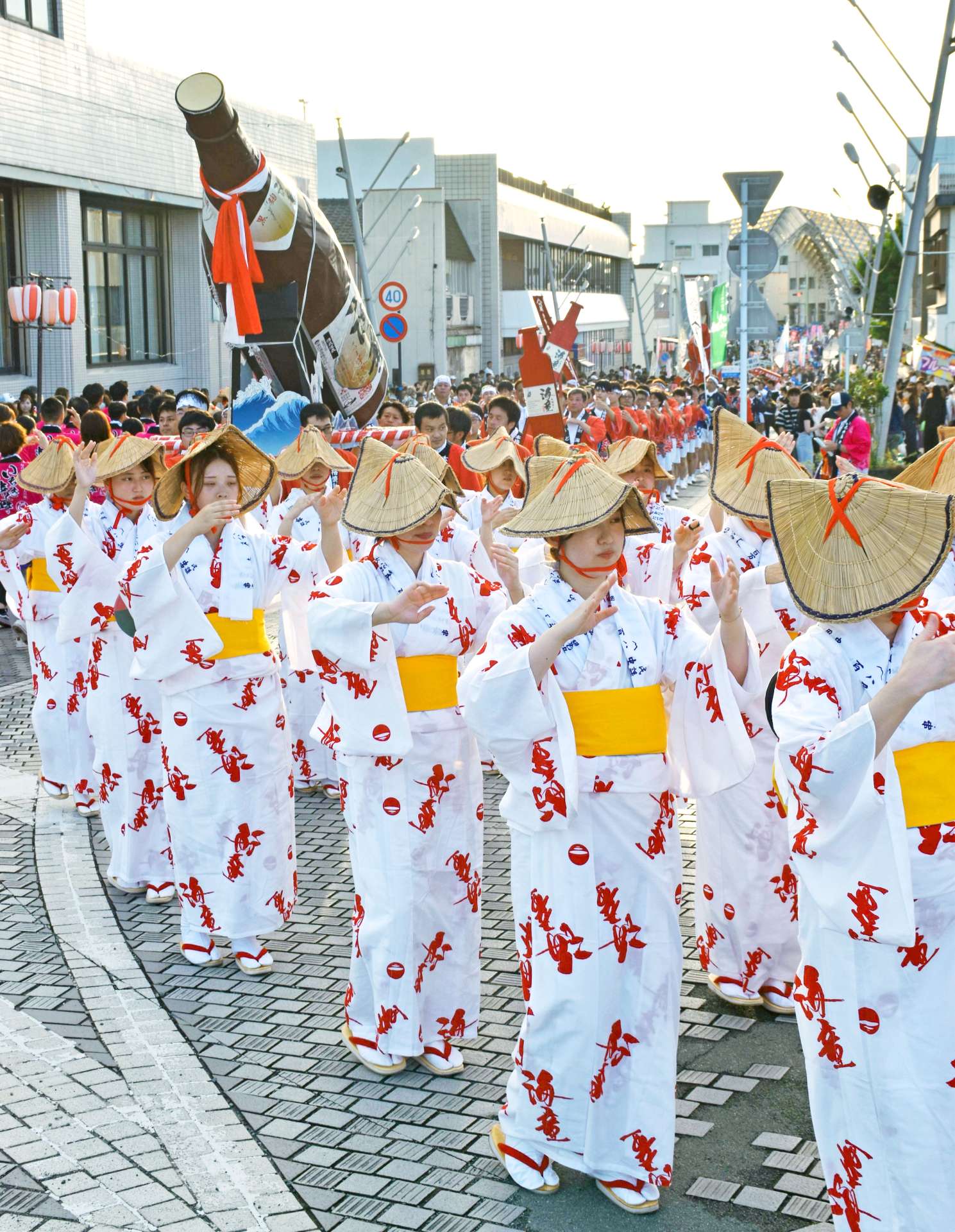 息の合った踊りを見せる踊り連＝いちき串木野市旭町
