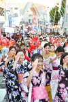 浴衣や民族衣装で踊る神村学園専修学校日本語学科の留学生たち＝いちき串木野市旭町