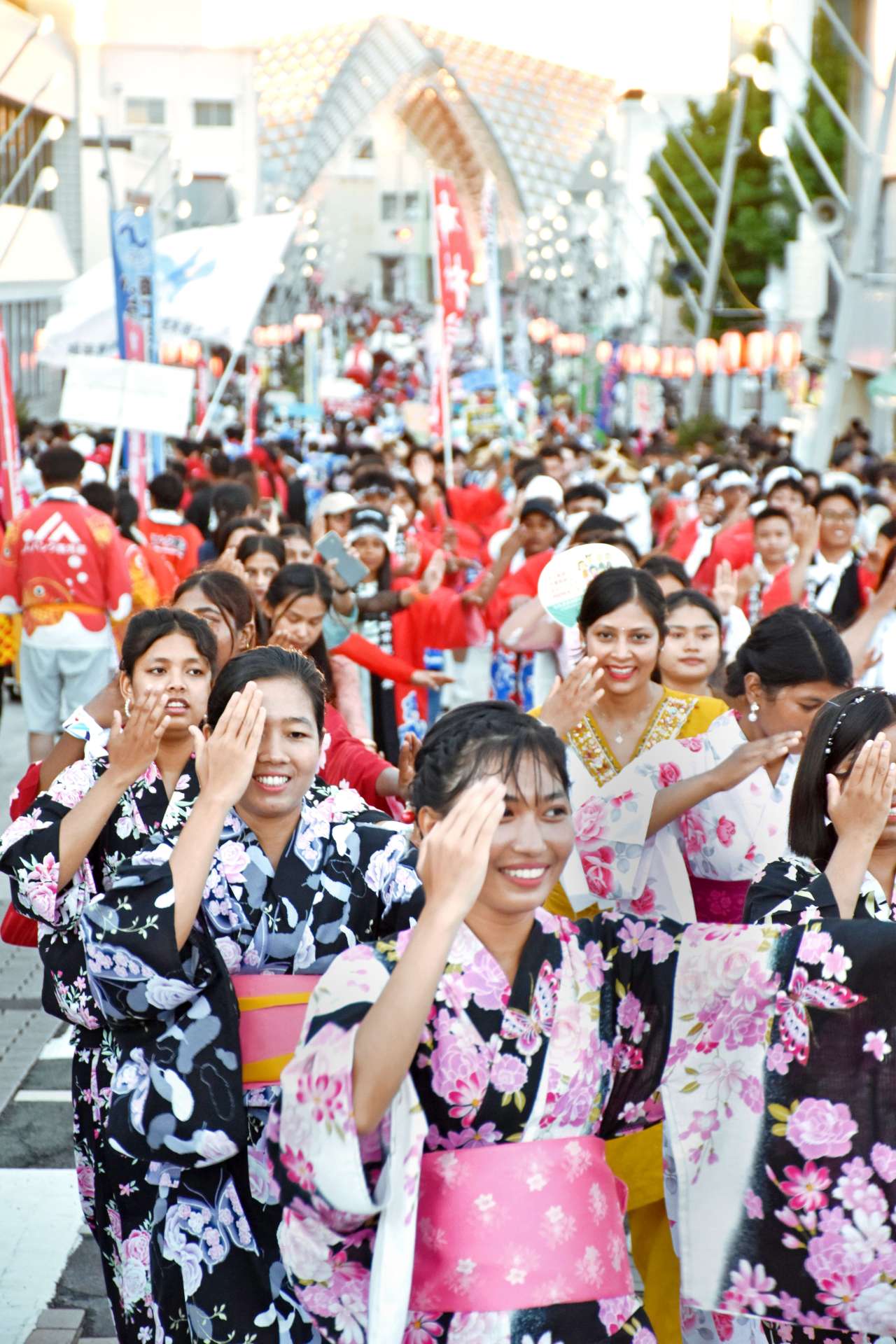 浴衣や民族衣装で踊る神村学園専修学校日本語学科の留学生たち＝いちき串木野市旭町
