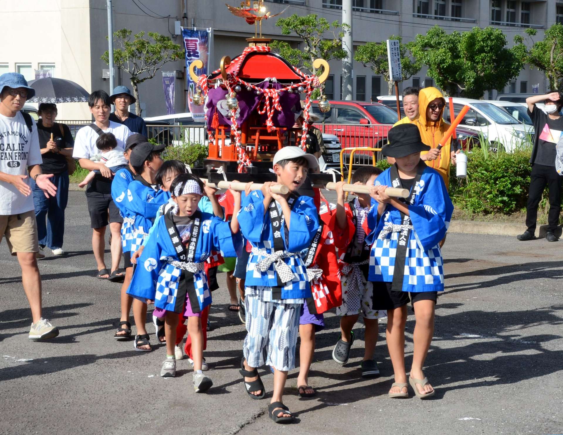 新調したはっぴ姿で登場した子どもみこし＝日置市役所駐車場