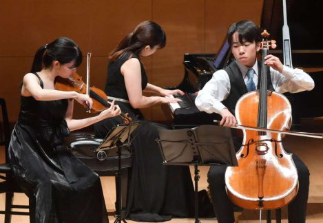 〈数々の賞を受賞していた〉霧島国際音楽祭で演奏する山本栞路さん（右）＝２０２１年８月、霧島市のみやまコンセール