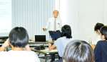 被爆体験を話す滝口秀隆さん＝２８日、広島市の広島国際会議場