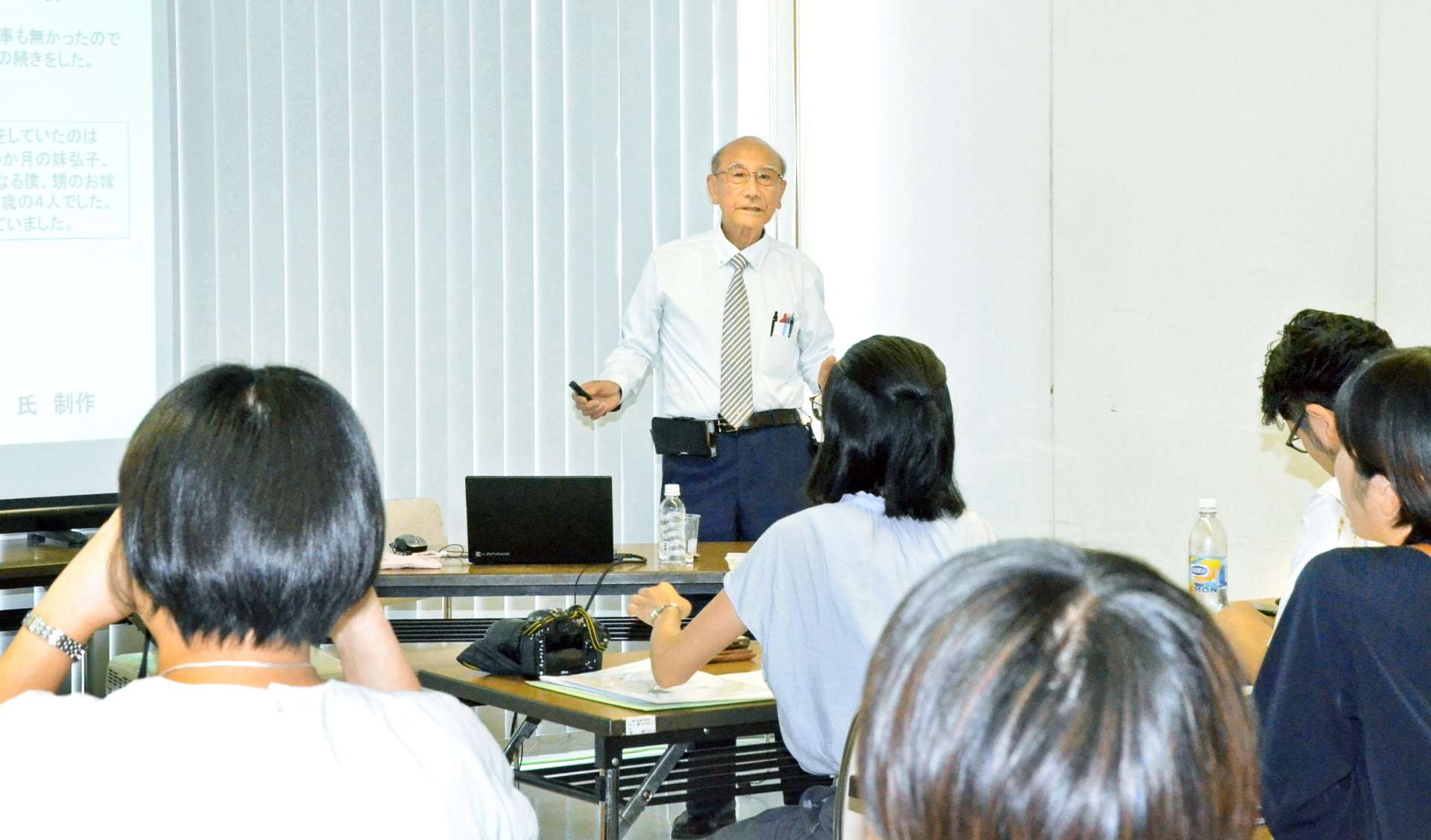 被爆体験を話す滝口秀隆さん＝２８日、広島市の広島国際会議場