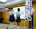 自作の標語で交通事故防止策を提言する小学生＝２８日、鹿児島中央署