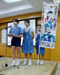 自作の標語で交通事故防止策を提言する小学生＝２８日、鹿児島中央署