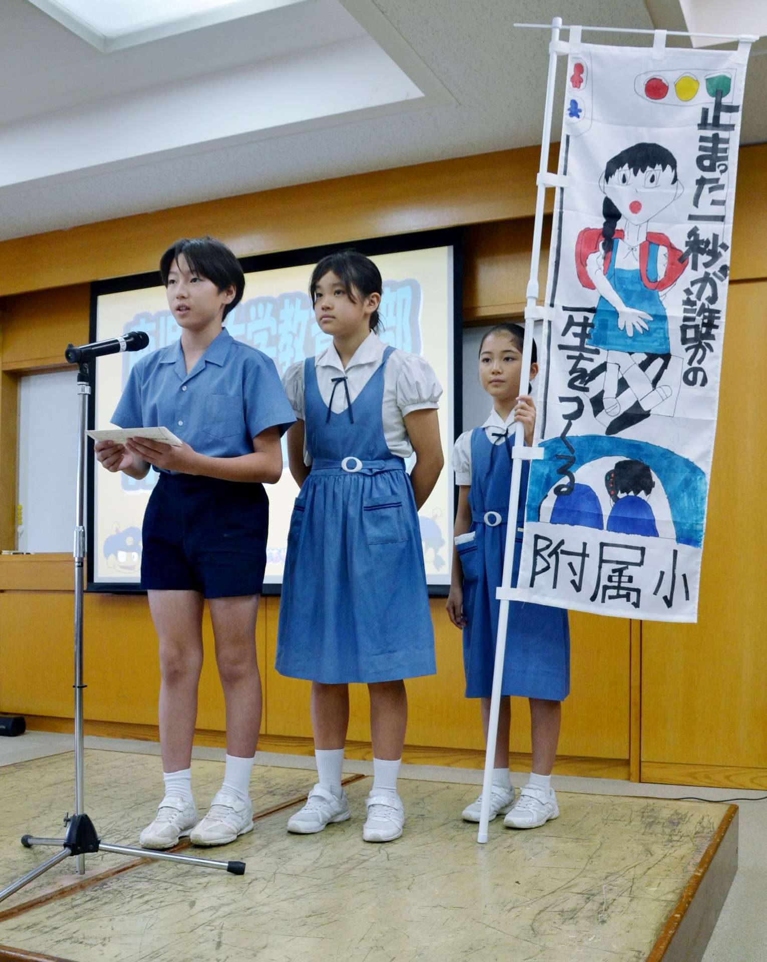 自作の標語で交通事故防止策を提言する小学生＝２８日、鹿児島中央署