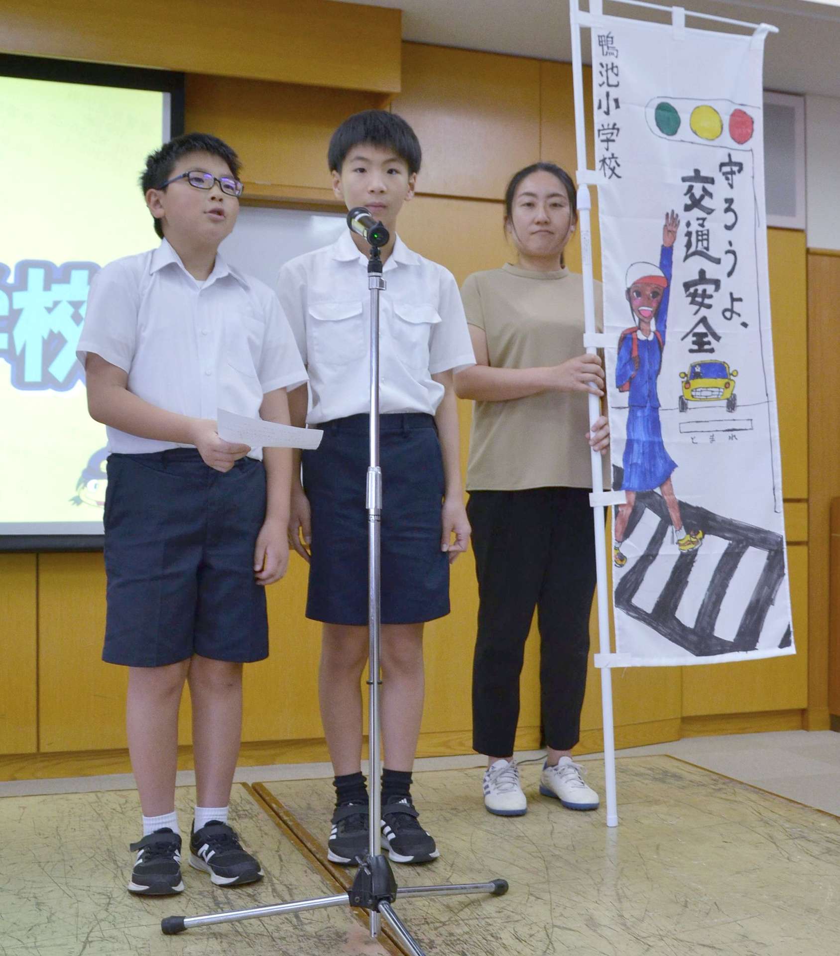自作の標語で交通事故防止策を提言する小学生＝２８日、鹿児島中央署