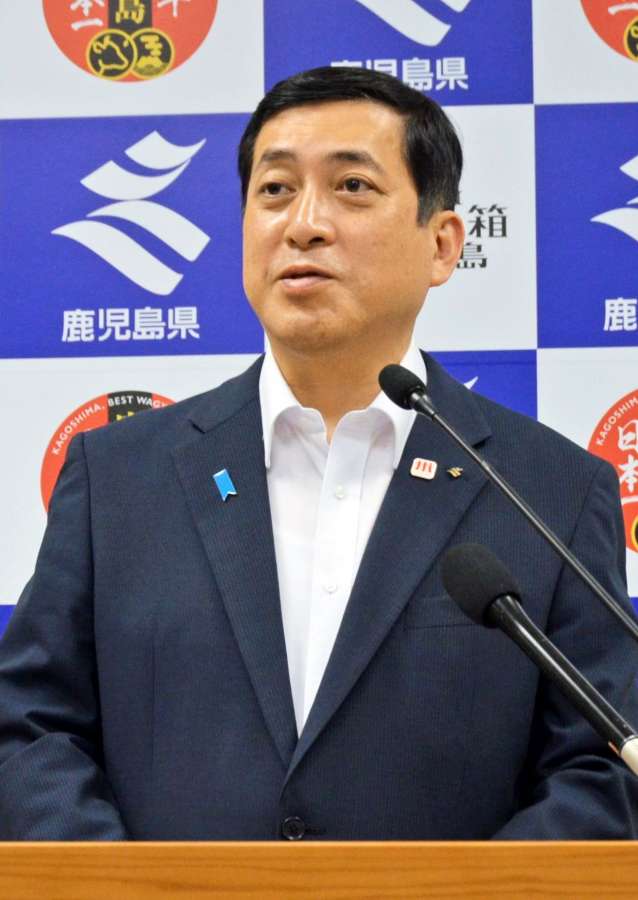 記者の質問に答える塩田康一知事＝２８日、県庁