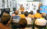 支持者に感謝の言葉を述べる牧野俊一氏＝２０日、鹿児島市山下町