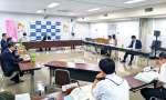 意見を述べる労働者側委員（右）＝２８日、鹿児島市山下町の鹿児島労働局