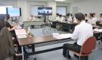 県立高校の将来ビジョン検討委員会で議論する委員ら＝２８日、鹿児島県庁