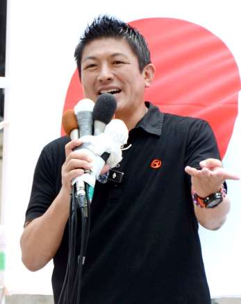 〈関連〉街頭演説する参政党の神谷宗幣代表＝１２日、鹿児島市