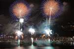 〈資料写真〉２０２４年８月２４日、かごしま錦江湾サマーナイト大花火大会で夜空を彩る花火＝鹿児島市