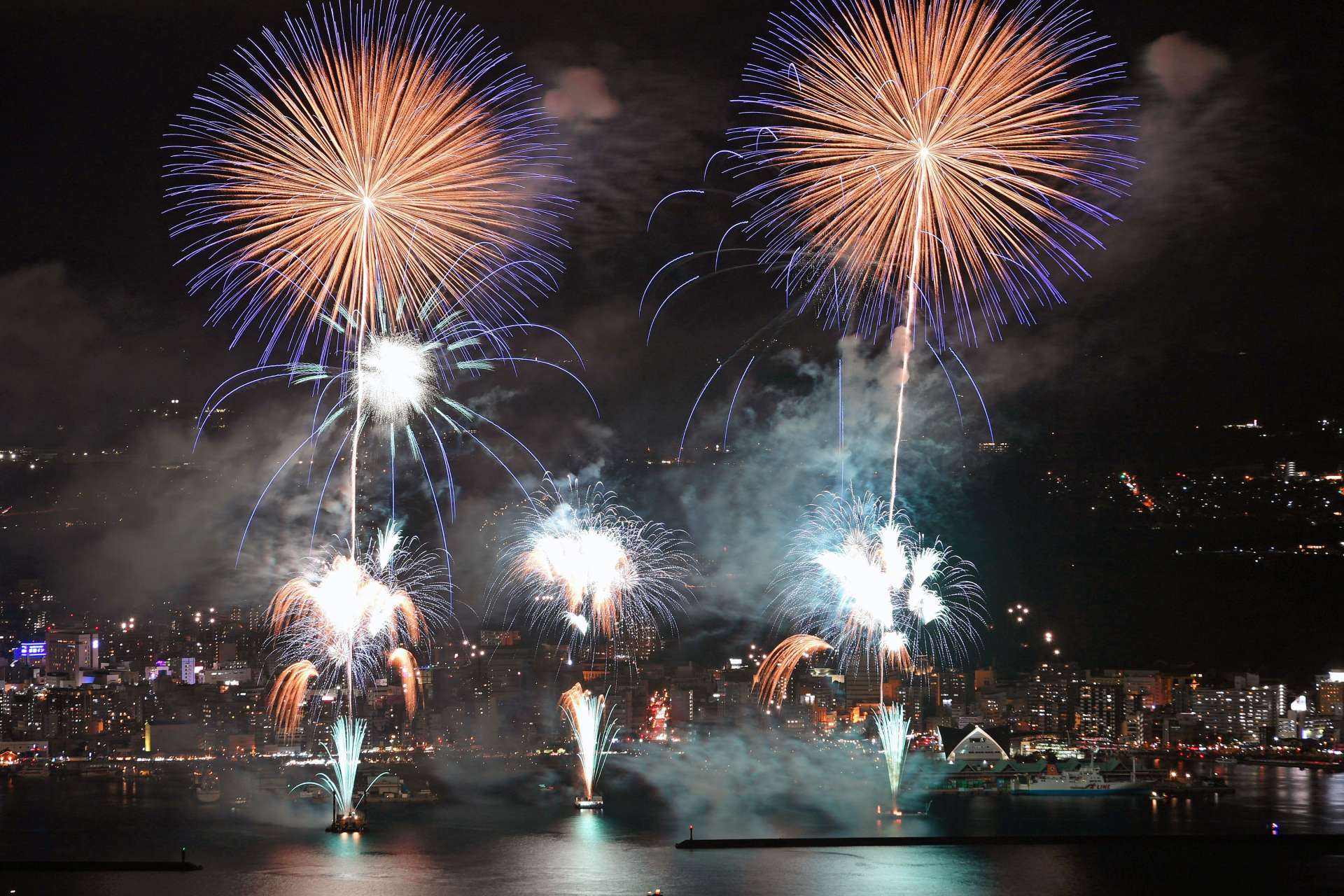 〈資料写真〉２０２４年８月２４日、かごしま錦江湾サマーナイト大花火大会で夜空を彩る花火＝鹿児島市