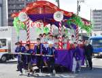 街中を練り歩く向田神社祇園祭の山車＝薩摩川内市鳥追町