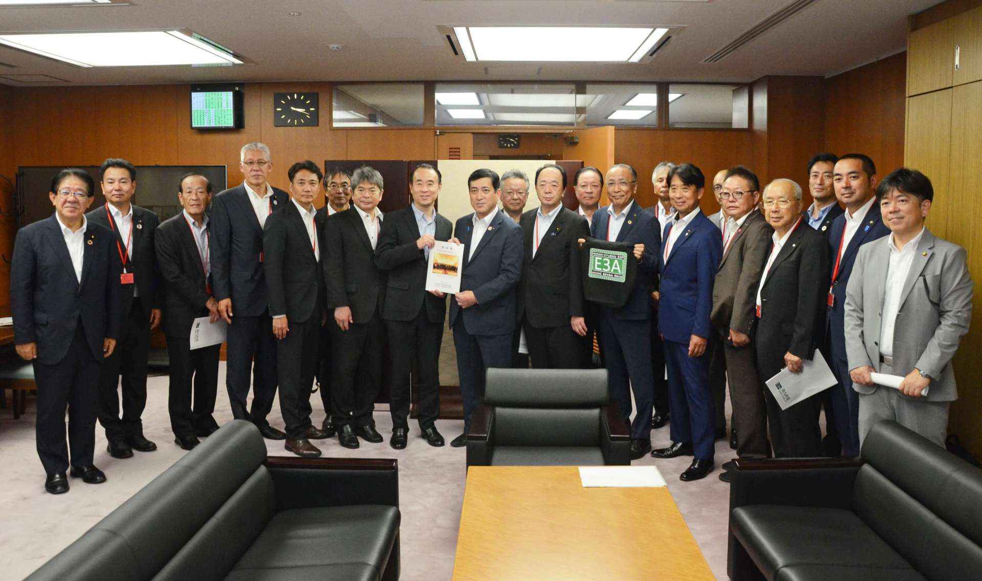 南九州西回り自動車道の早期完成を国土交通省に要望する４団体のメンバー＝２９日、東京・霞が関