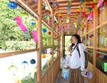 涼やかな風鈴を楽しむ観光客＝２９日、鹿児島市の仙巌園