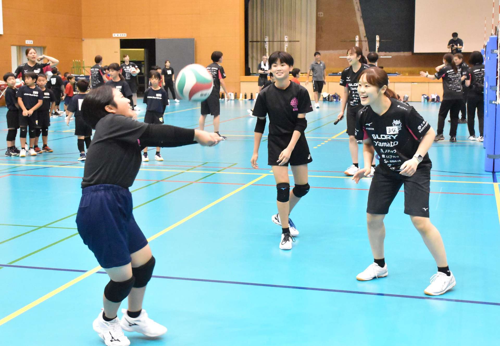 ヴィクトリーナ姫路の選手から指導を受ける小学生ら＝２８日、薩摩川内市のサンアリーナせんだい