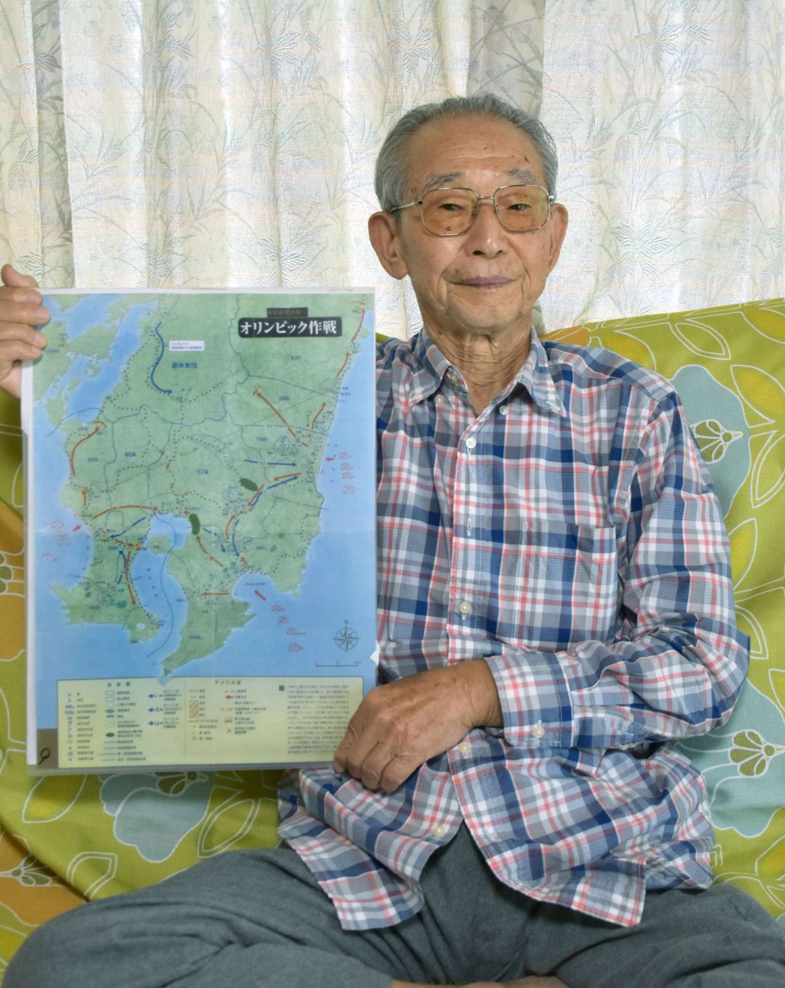 「オリンピック作戦」の計画図を手にする中山重雄さん＝いちき串木野市大里